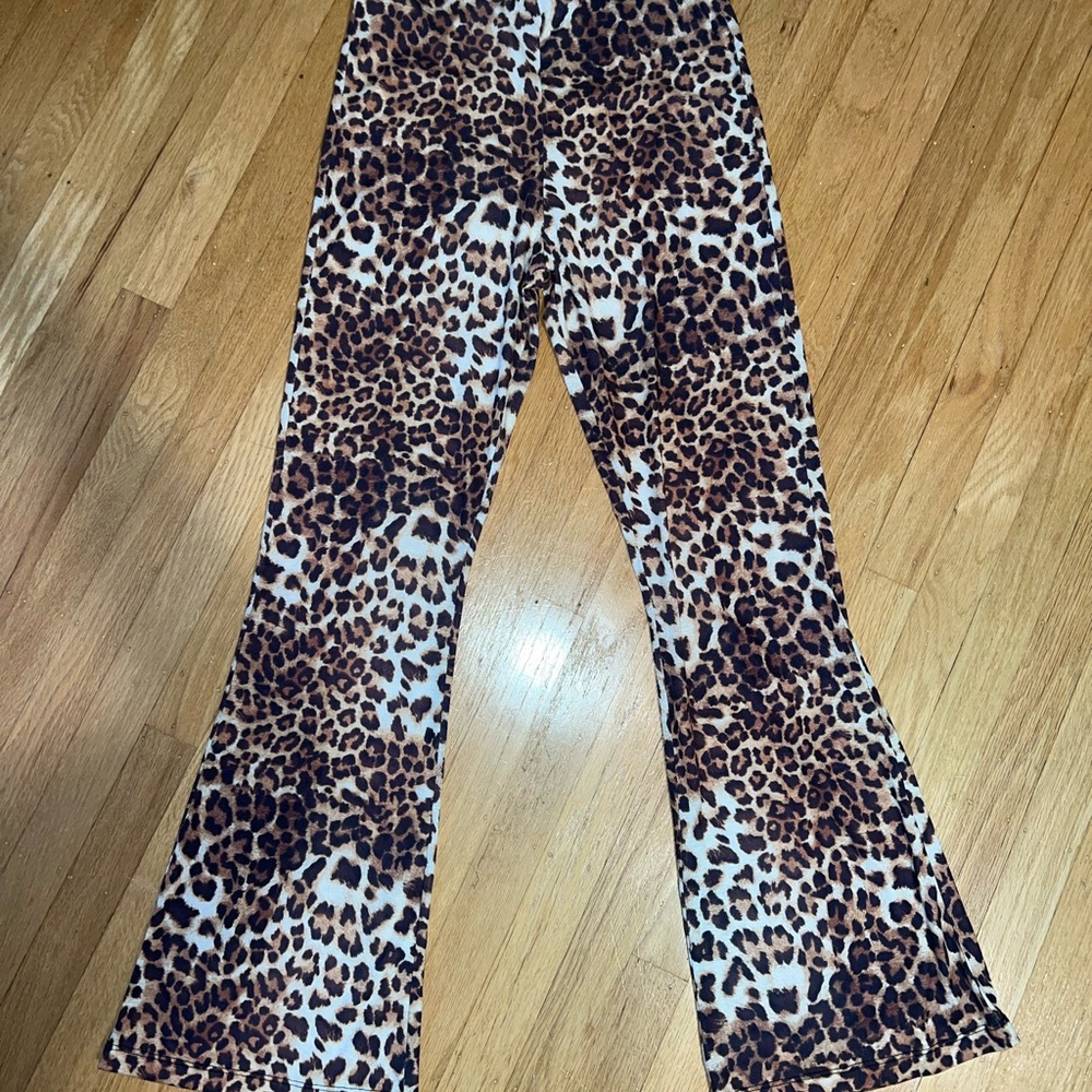 Leopard print flare leggings